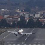 Imagen de archivo de un avión aterrizando en el aeropuerto de Bilbao | Miguel Toña