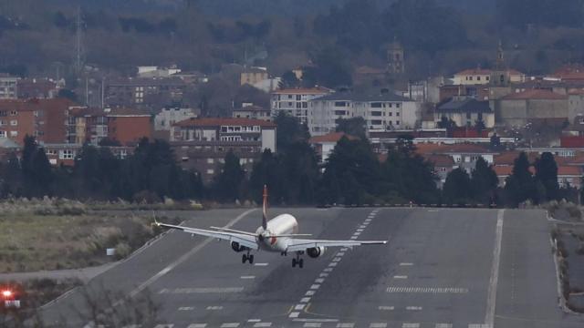 Imagen de archivo de un avión aterrizando en el aeropuerto de Bilbao | Miguel Toña