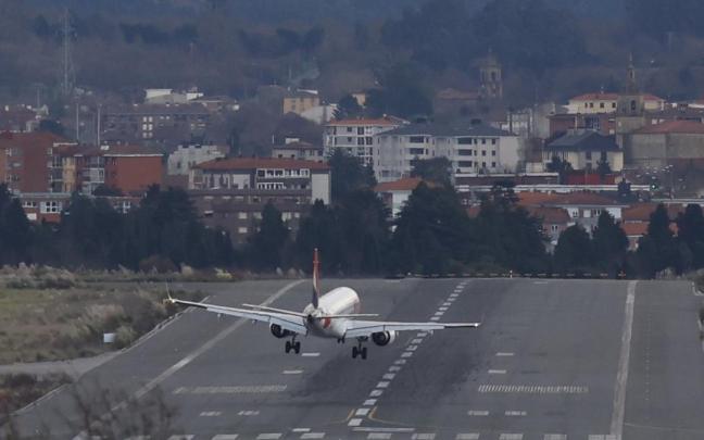 Imagen de archivo de un avión aterrizando en el aeropuerto de Bilbao | Miguel Toña