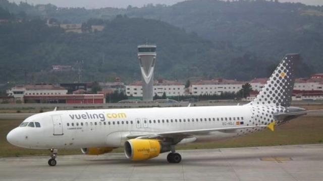 Un avión de la compañia Vueling en el aeropuerto de Bilbao, Loiu. DEIA