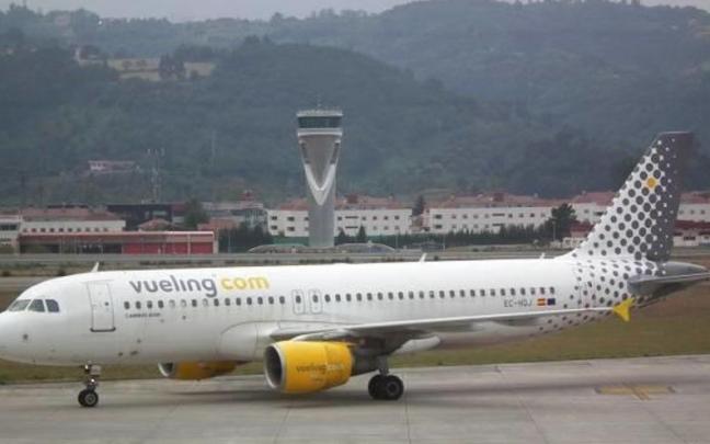 Un avión de la compañia Vueling en el aeropuerto de Bilbao, Loiu. DEIA