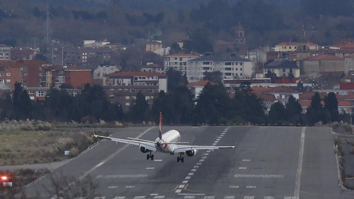 Imagen de un avión aterrizando este miércoles en el aeropuerto de Bilbao Miguel Toña