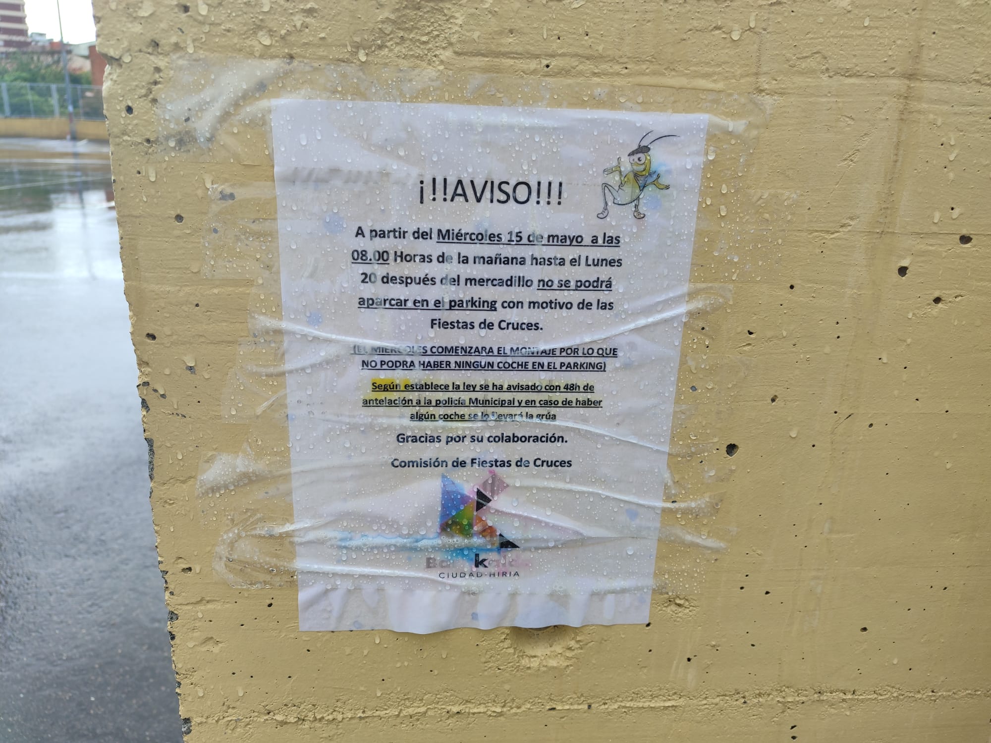 Un cartel informa del cierre del parking al aire libre junto al Hospital de Cruces | ONDA VASCA Un cartel informa del cierre del parking al aire libre junto al Hospital de Cruces | ONDA VASCA