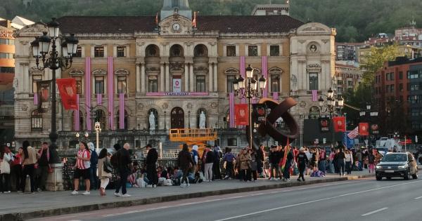 Aficionados rojiblancos en el puente del Ayuntamiento. ONDA VASCA