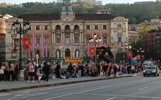 Aficionados rojiblancos en el puente del Ayuntamiento. ONDA VASCA