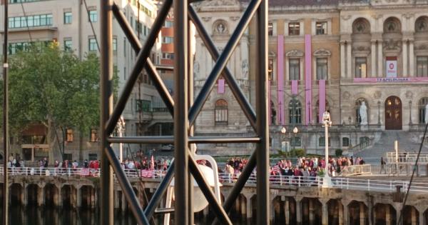 Aficionados rojiblancos en el Ayuntamiento. ONDA VASCA
