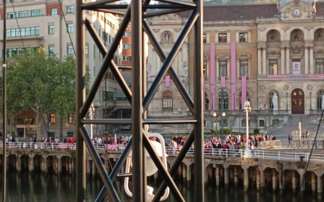 Aficionados rojiblancos en el Ayuntamiento. ONDA VASCA