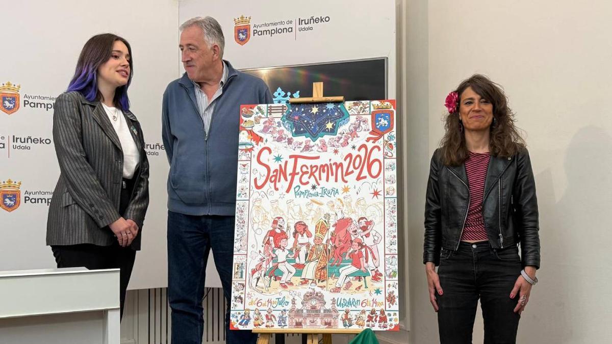 Marta Garatea Almagro, con el cartel 'La Cuadrilla', junto al alcalde Asiron y la concejala Maider Beloki. Iñaki Porto