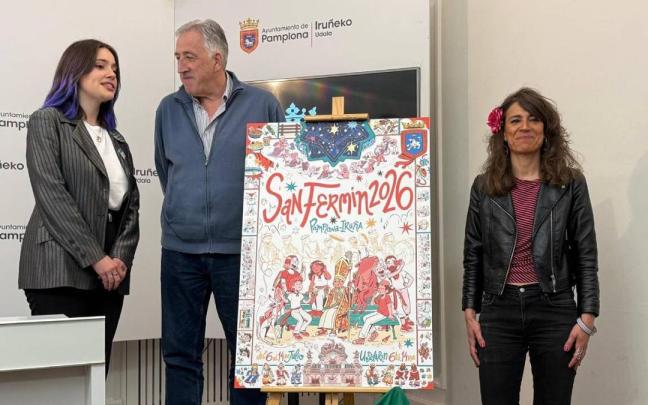 Marta Garatea Almagro, con el cartel 'La Cuadrilla', junto al alcalde Asiron y la concejala Maider Beloki. Iñaki Porto