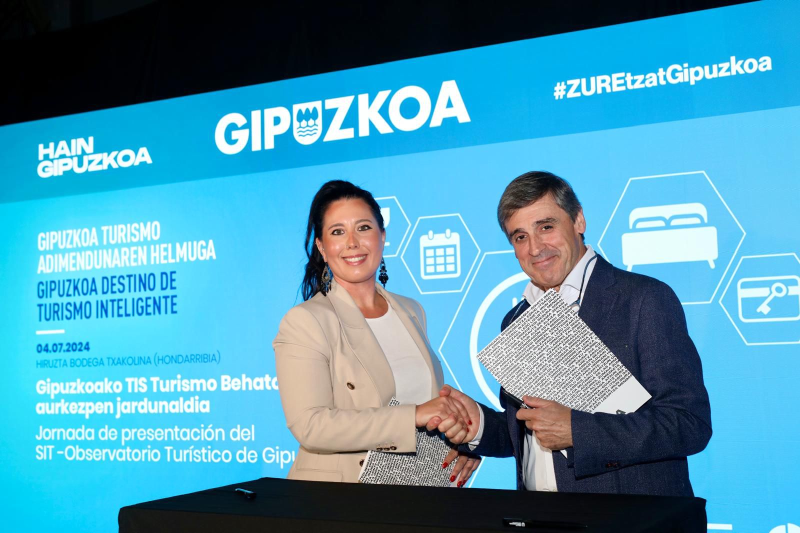 La diputada de Turismo Azahara Domínguez junto al presidente de Segittur, Enríquez Martínez
