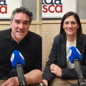 Oskar Azkarate, director de Baskegur, y Leire Salaberría, directora de la USSE, en los estudios de Onda Vasca.