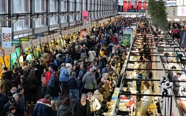 Miles de euskalzales en Landako Gunea en en una edición anterior de Durangoko Azoka Jose Mari Martínez