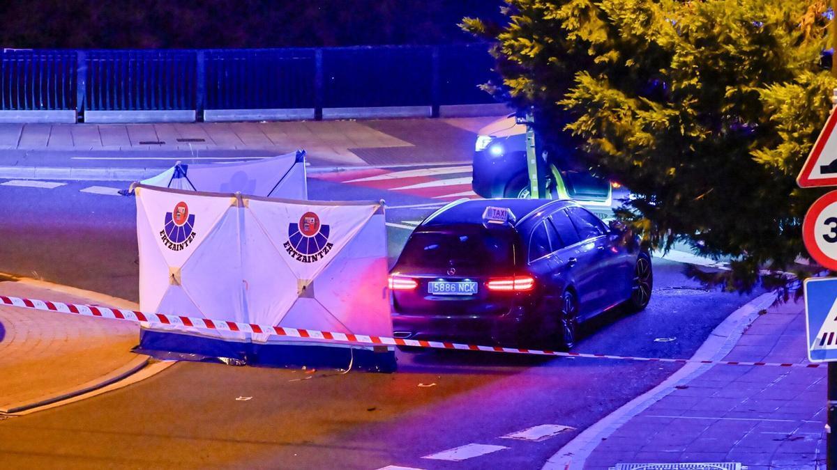 Los dispositivos sanitarios desplazados al lugar han tratado sin éxito de salvar la vida del taxista asesinado / Noticias de Gipuzkoa - Arnaitz Rubio