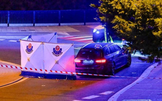 Los dispositivos sanitarios desplazados al lugar han tratado sin éxito de salvar la vida del taxista asesinado / Noticias de Gipuzkoa - Arnaitz Rubio