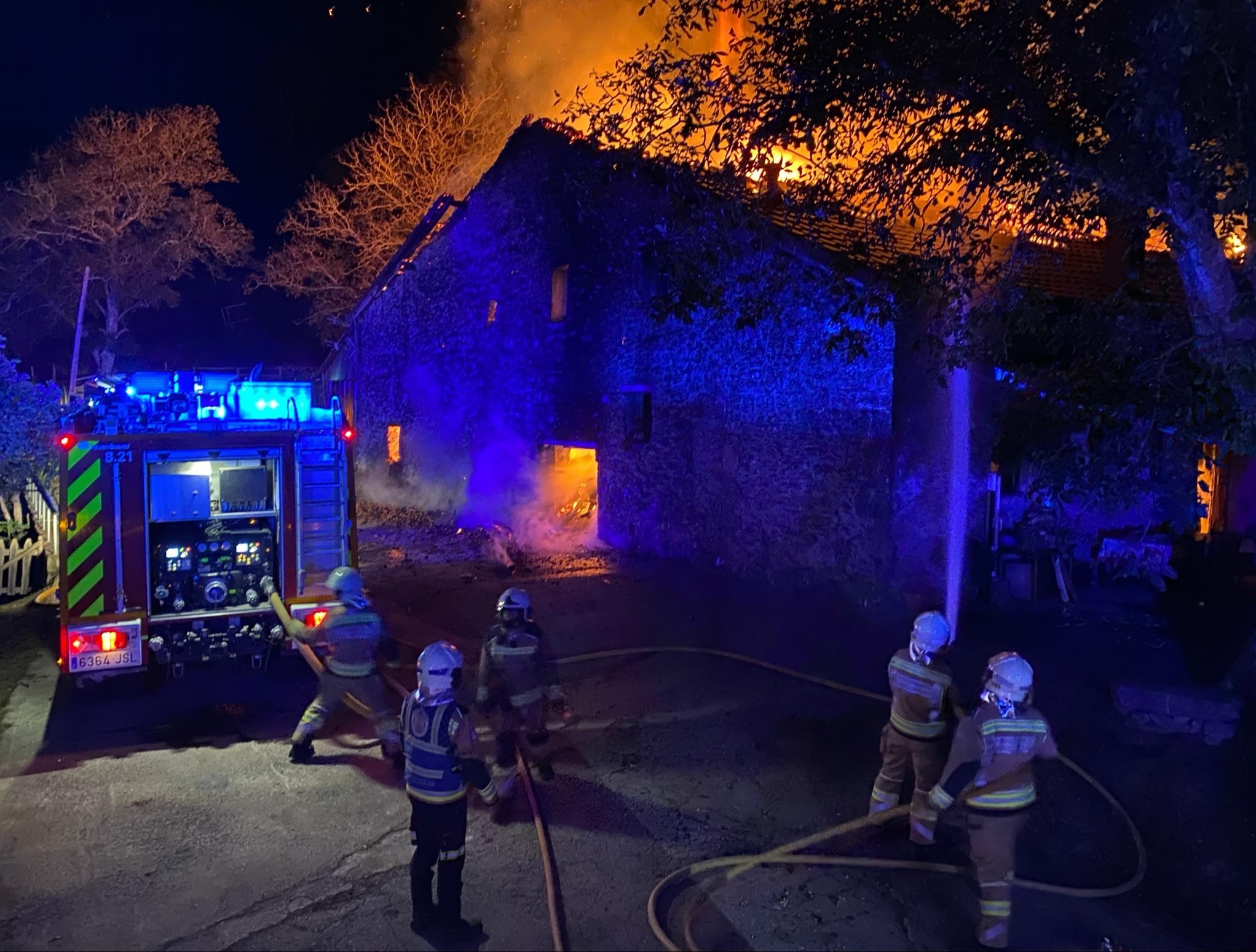 Bomberos trabajando para sofocar el incendio en un caserío de Azpeitia / Bomberos de Euskadi