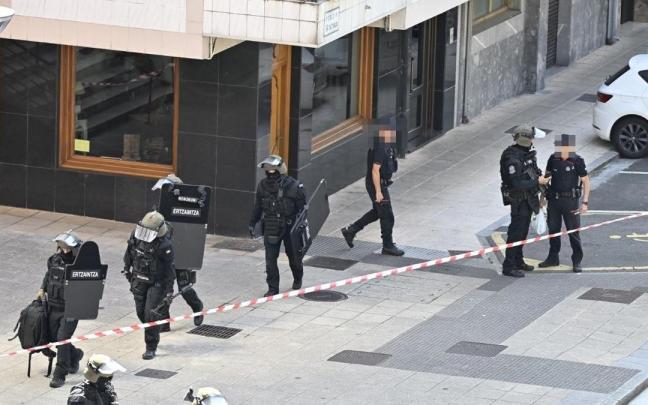 Registros en domicilios de Azpeitia en el dispositivo para localizar al asesino de Alex Aizpuru / Arnaitz Rubio