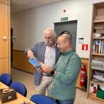Kepa Elejoste ojea un ejemplar del libro del Azulito junto a Kike Alonso | ONDA VASCA