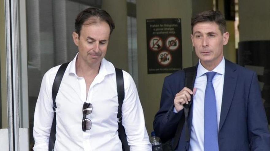 El exmarido de Sánchez Vicario, Josep Santacana (i) sale del juzgado, acaompañado de su abogado