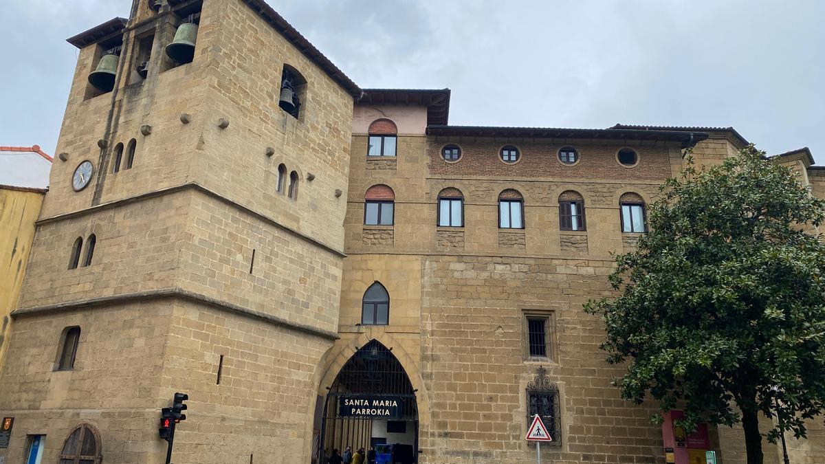 Fachada de la parroquia Santa María la Real en Zarautz.
