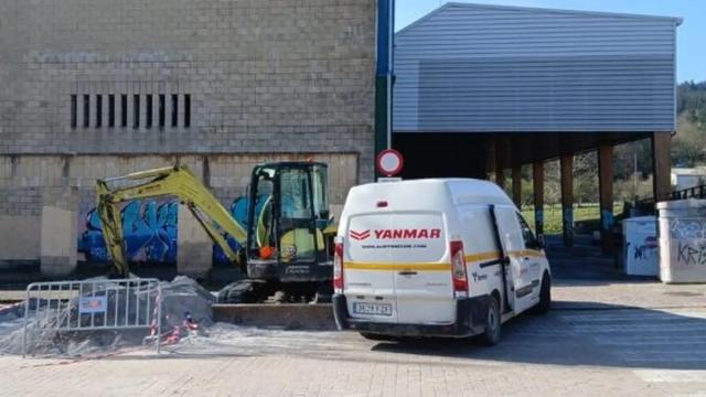Excavadora vandalizada aparcada junto al frontón de Aramaio
