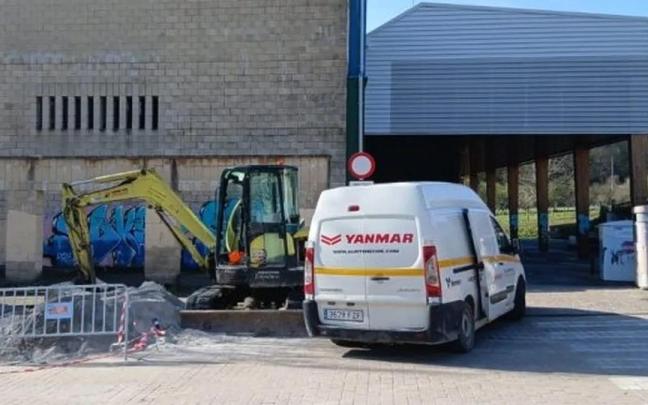 Excavadora vandalizada aparcada junto al frontón de Aramaio
