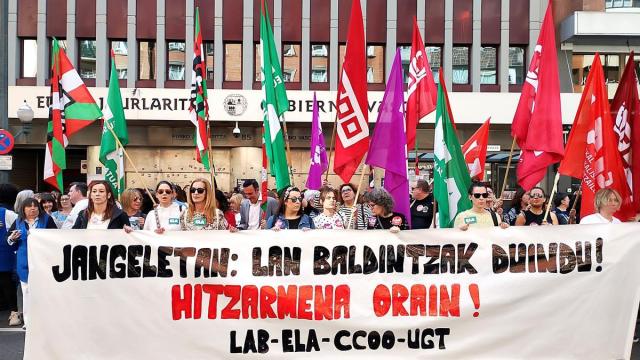 Trabajadoras de comedores escolares vascos concentradas ante sede del Gobierno Vasco en Bilbao.