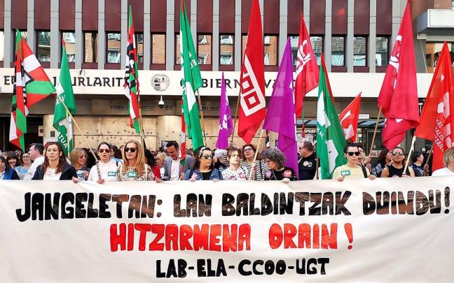 Trabajadoras de comedores escolares vascos concentradas ante sede del Gobierno Vasco en Bilbao.