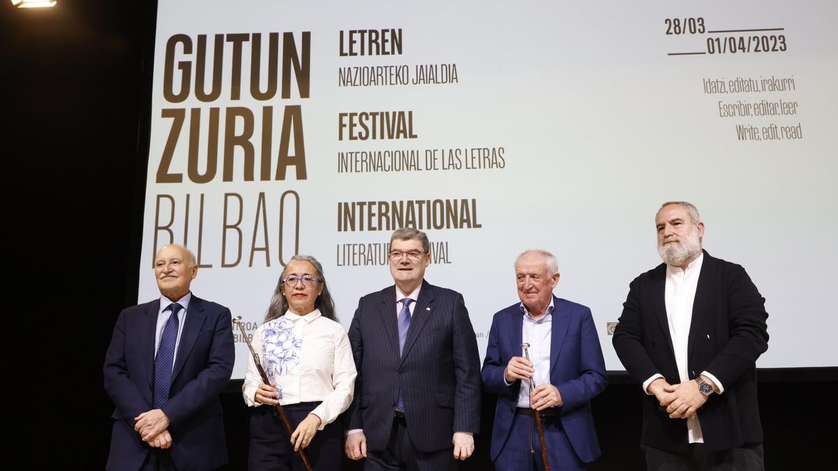 Gorka Martínez, Cristina Rivera Garza, Juan Mari Aburto, Anjel Lertxundi y Fernando Pérez en la entrega de los premios.