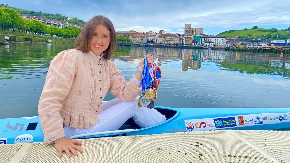 La piragüista zumaiarra Irati Osa posa con las medallas.