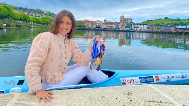 La piragüista zumaiarra Irati Osa posa con las medallas.