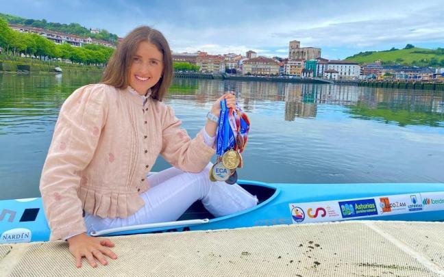 La piragüista zumaiarra Irati Osa posa con las medallas.