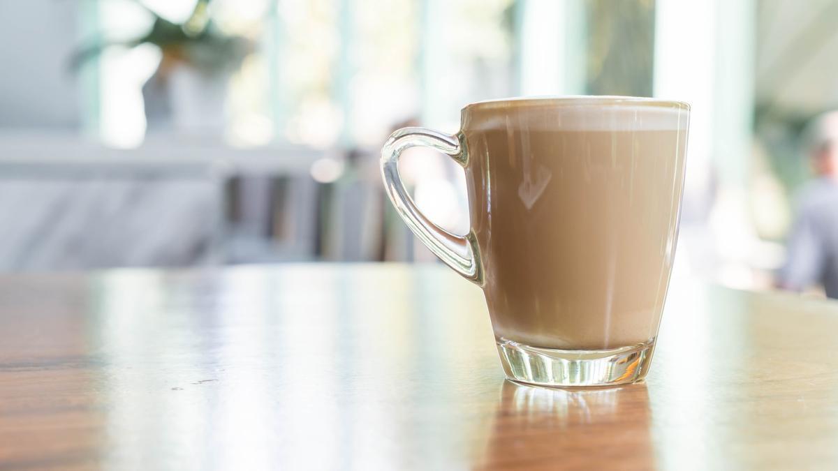 Una taza de café con leche lista para degustar.