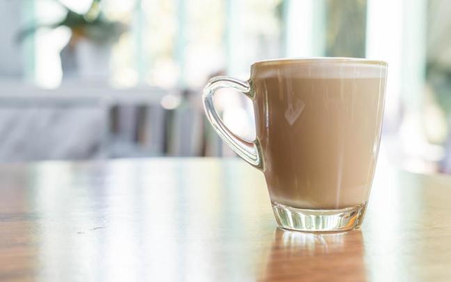 Una taza de café con leche lista para degustar.