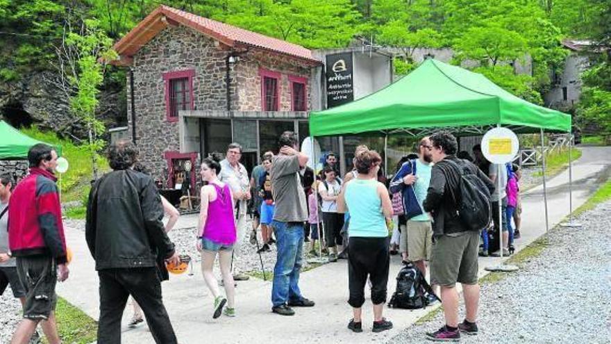 Pertsona ugari Arditurri Eguna ospatzen.