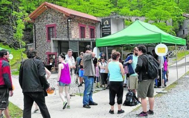 Pertsona ugari Arditurri Eguna ospatzen.