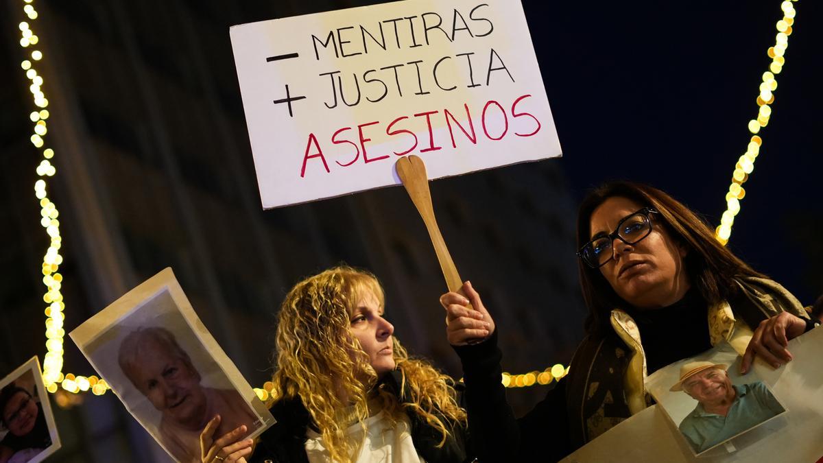 Centerares de personas durante una manifestación convocada bajo el lema 'Mazón a presò'