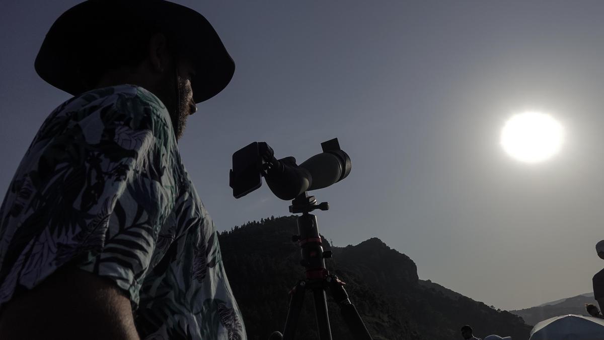 En imágenes | Gran expectación por el eclipse total de Sol
