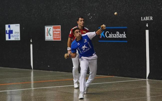 Peio Etxeberria remata en presencia de Jaka en el partido que les enfrentó en Lekeitio.