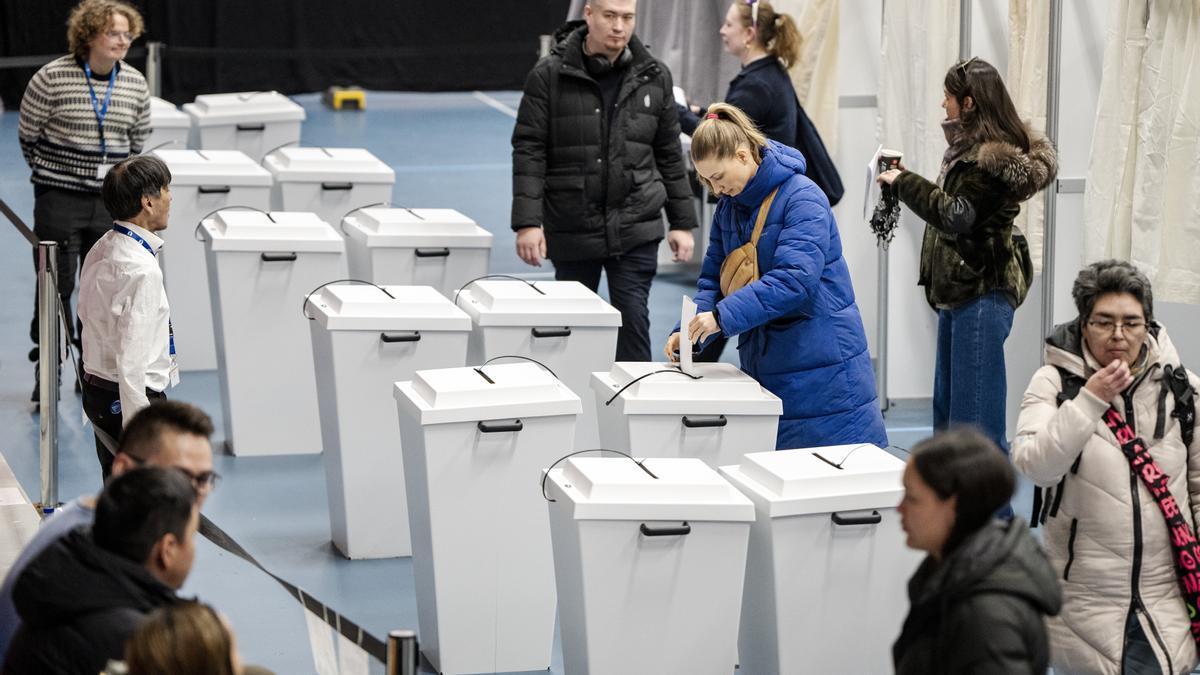 Votantes en Groenlandia, donde se ha alzado con la victoria electoral el partido liberal independentista