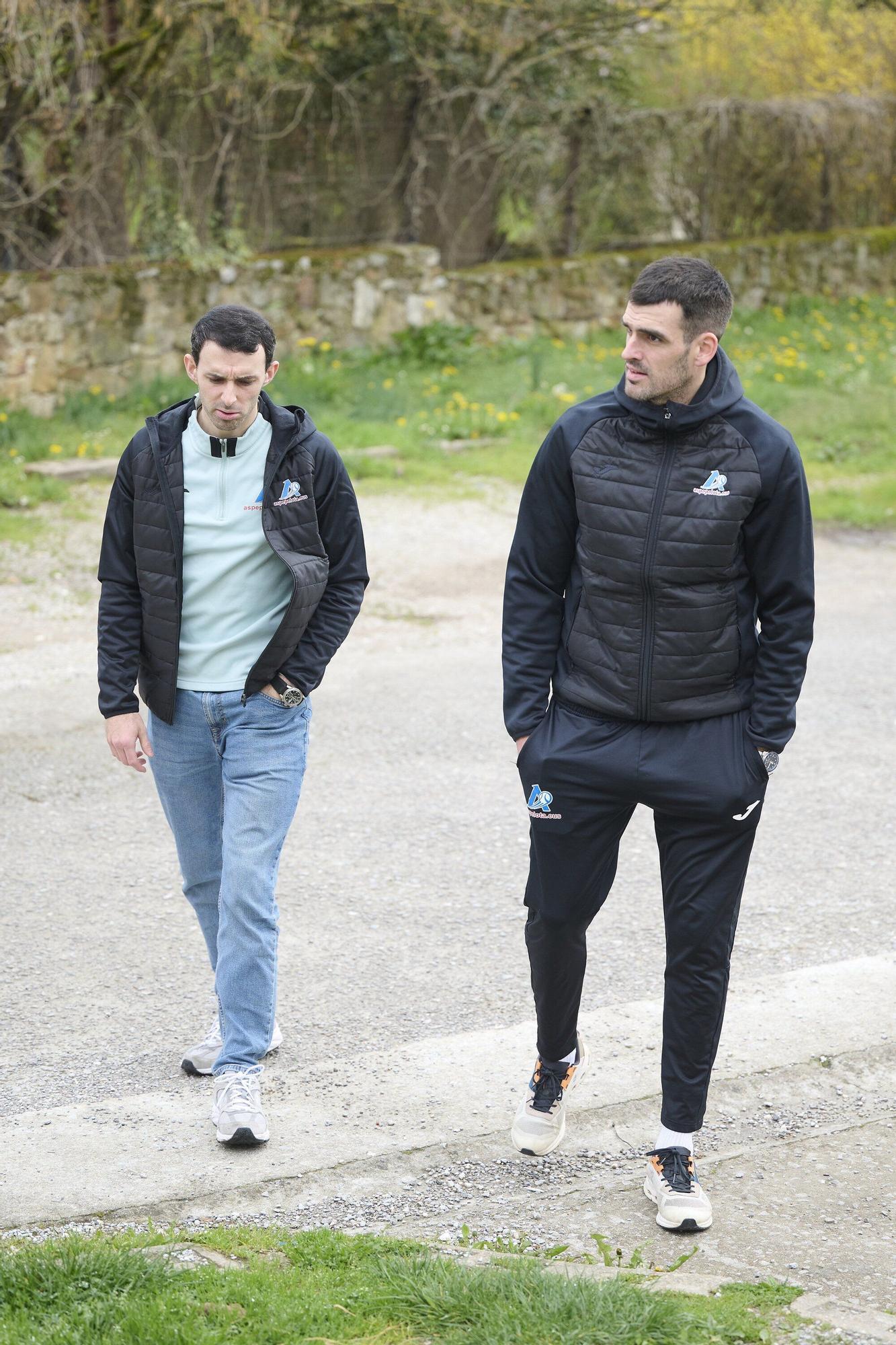 Jokin Altuna y Joseba Ezkurdia posan en Arbizu.