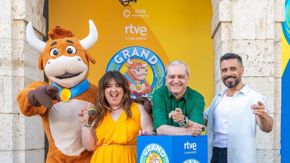 Los presentadores Lalachus, Ramón García y Gorka Rodríguez, junto a la vaquilla del programa