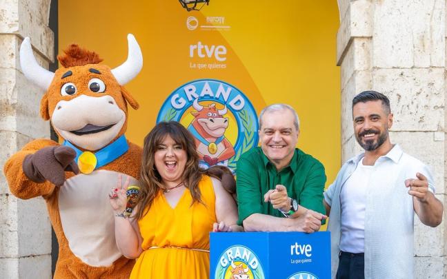 Los presentadores Lalachus, Ramón García y Gorka Rodríguez, junto a la vaquilla del programa