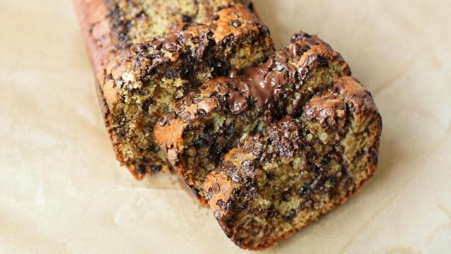 Bizcocho de plátano y chocolate, una receta jugosa para aprovechar la fruta demasiado madura.