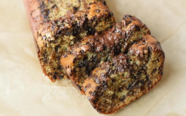 Bizcocho de plátano y chocolate, una receta jugosa para aprovechar la fruta demasiado madura.