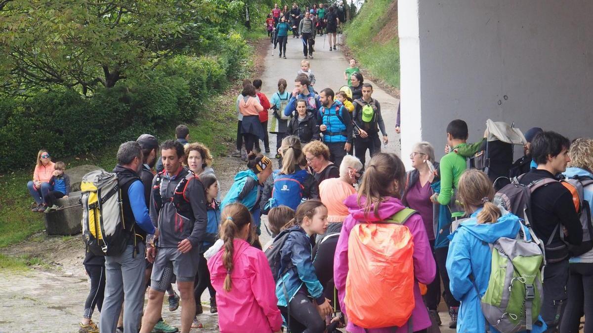 Montañeros que están completando la vuelta grande y los niños y adultos que participan en la Elgoibarko Itzulitxoa llegando al puesto de avituallamiento de Aiastia-San Miguel