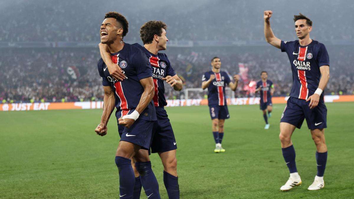 Desire Doué celebra uno de sus goles al Inter en la final de la Champions League.