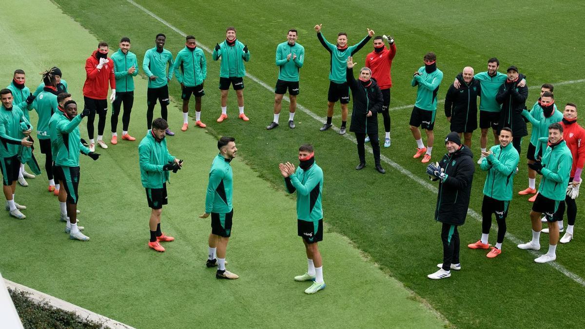 La plantilla del Athletic efectuando ayer el entrenamiento sobre el césped del estadio King Abdullah de Jeddah. / ATHLETIC CLUB