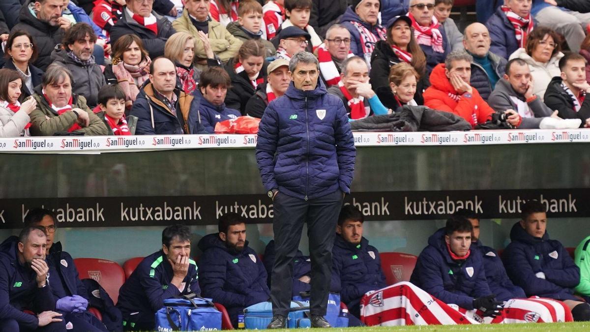 Ernesto Valverde observa atento un lance del juego.