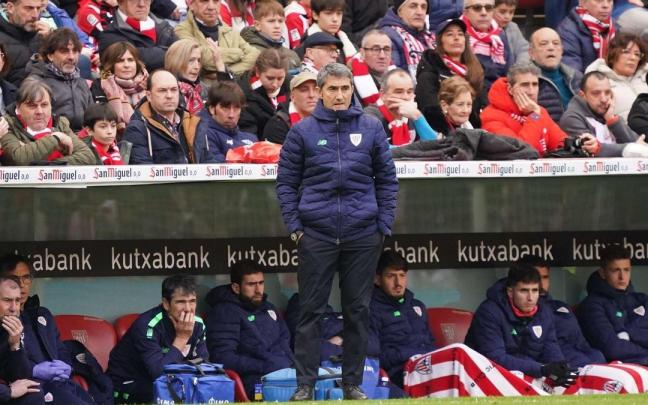 Ernesto Valverde observa atento un lance del juego.