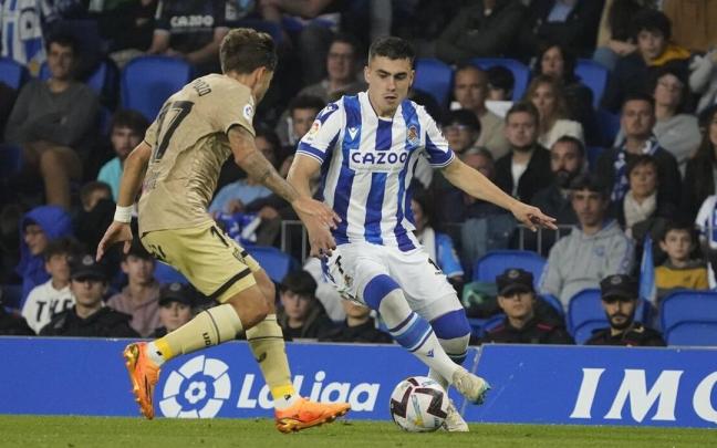 Ander Barrenetxea, en una acción del encuentro ante el Almería. / RUBEN PLAZA